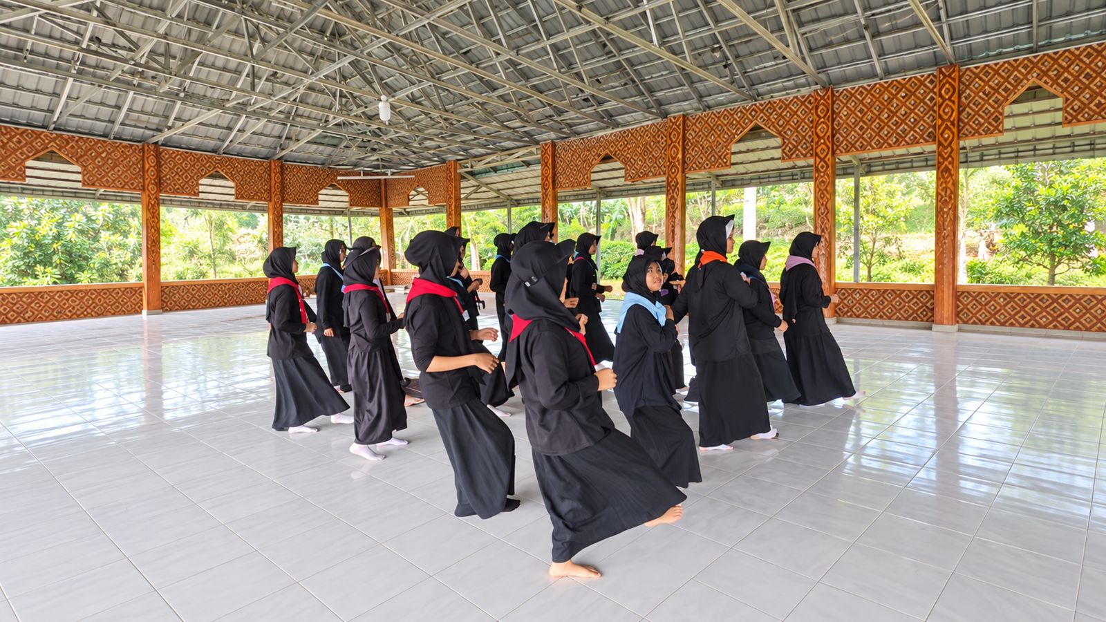 Latihan di aula terbuka