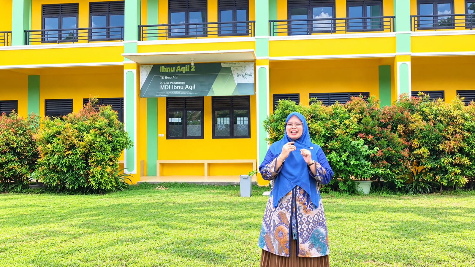 Tampak depan gedung